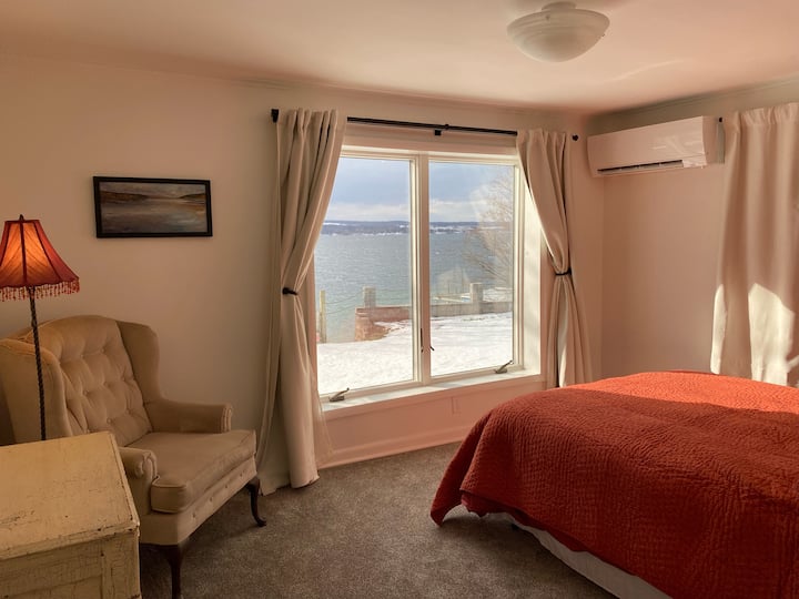 Dormitorio principal con cama queen size