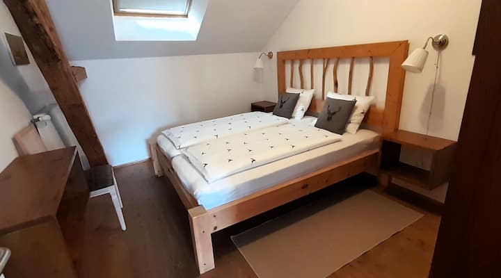 Cama doble de pino de 160 cm
Ropa de cama de algodón puro.