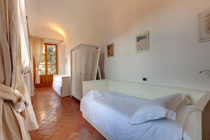 غرفة نوم مع شرفة