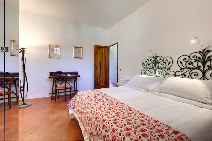 غرفة نوم بسرير بحجم كبير أو سريران مفردان