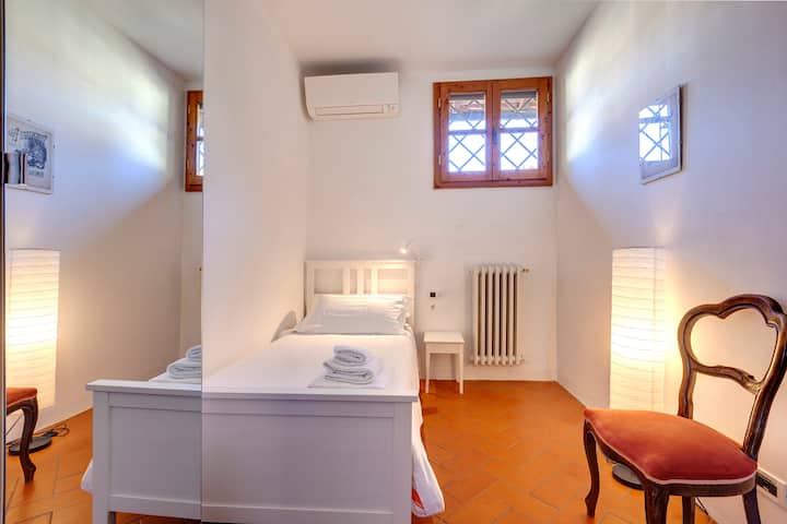 غرفة نوم بسرير فردي