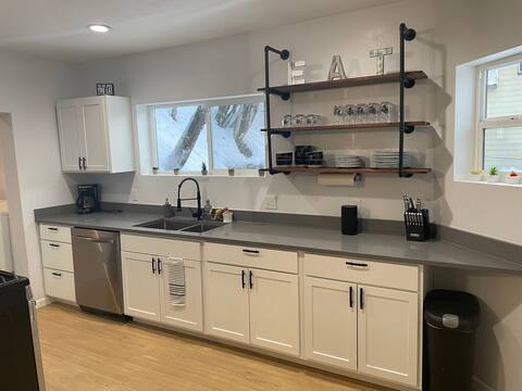 Cheerful 5 Bed/2 Bath Home < 3 blocks to Downtown
