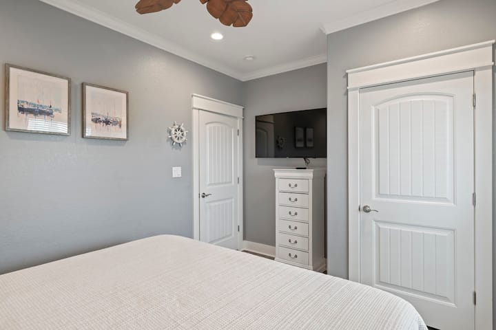 غرفة النوم رقم 1: سرير كبير وتلفزيون