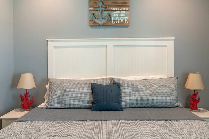 غرفة النوم رقم 2: سرير كبير وتلفزيون