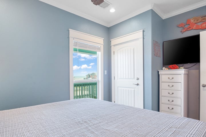 غرفة النوم رقم 2: سرير كبير وتلفزيون