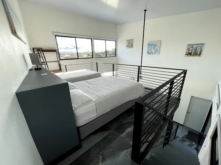 غرفة نوم على الطراز العلوي #2، تتميز بستائر معتِّمة وإطلالة على الجبل