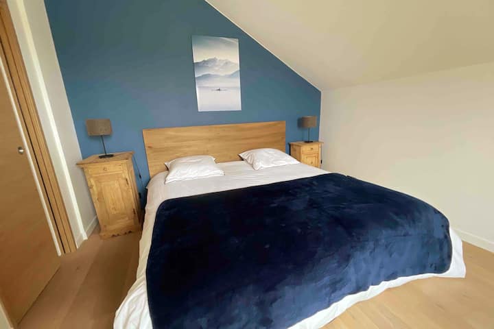 De hoofdslaapkamer, kingsize bed (2 eenpersoonsbedden bevestigd). Nieuw beddengoed.