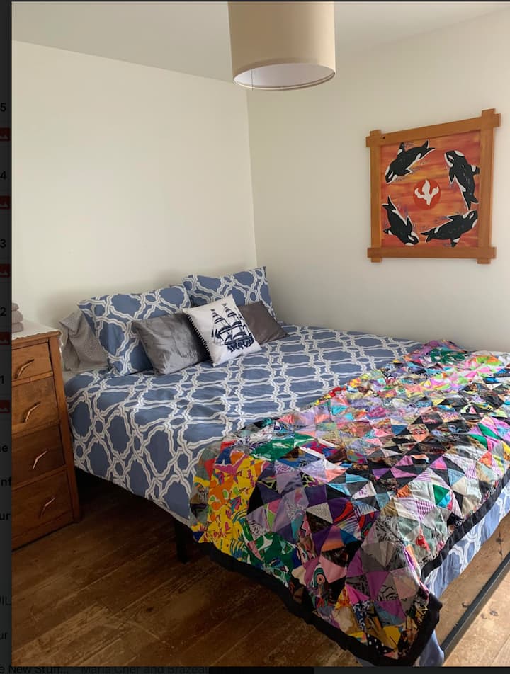 dormitorio 1 con cama tamaño queen.