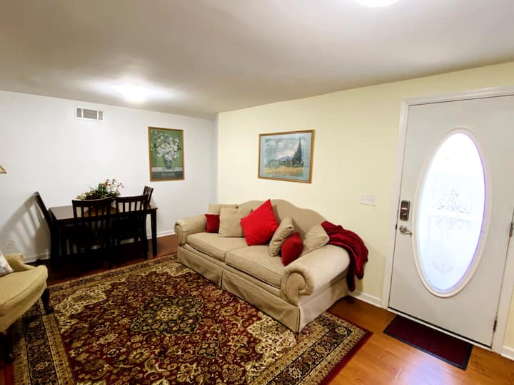 带餐桌的宽敞客厅