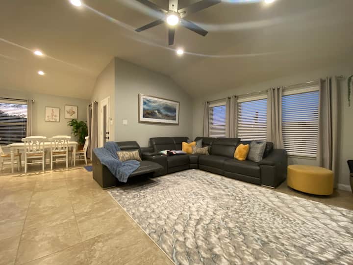 Bright Stylish 3 Br Home W/ Private Pool - Leander, TX