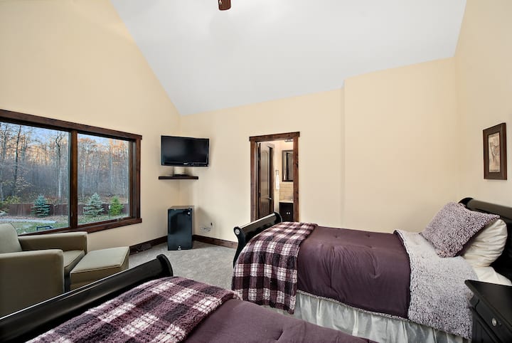 ห้องสวีทโรงรถชั้น 2 - เตียงแฝด 2 เตียงพร้อมห้องน้ำในตัว