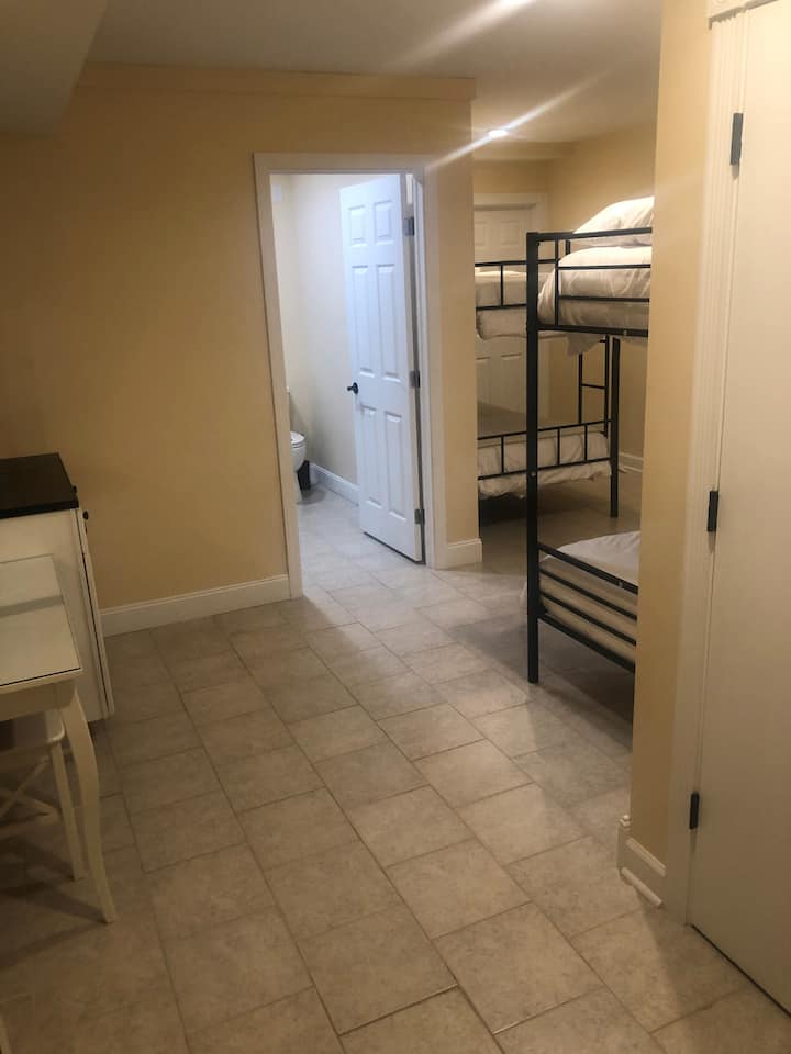 ห้องสองชั้นที่มีอ่างอาบน้ำเต็มรูปแบบ