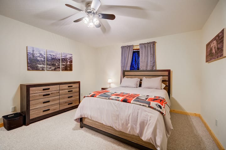 Downstairs Bedroom w/Queen Bed 