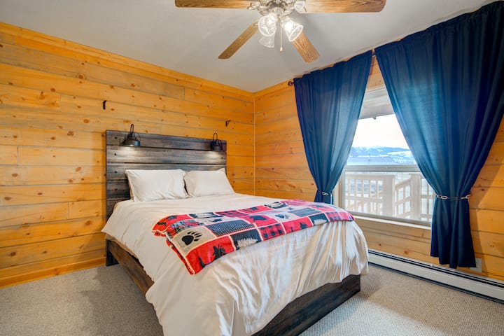 Second Upstairs Bedroom w/queen bed 