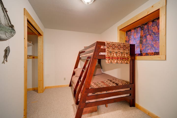 Second Downstairs Bedroom w/Bunk beds