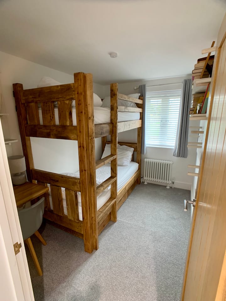 דרגשים מותאמים אישית עם מזרנים איכותיים ומדפים מובנים למשקאות ולרכוש שלכם.