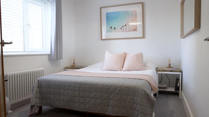 חדר זוגי עם מזרן ארגו קינג סייז.