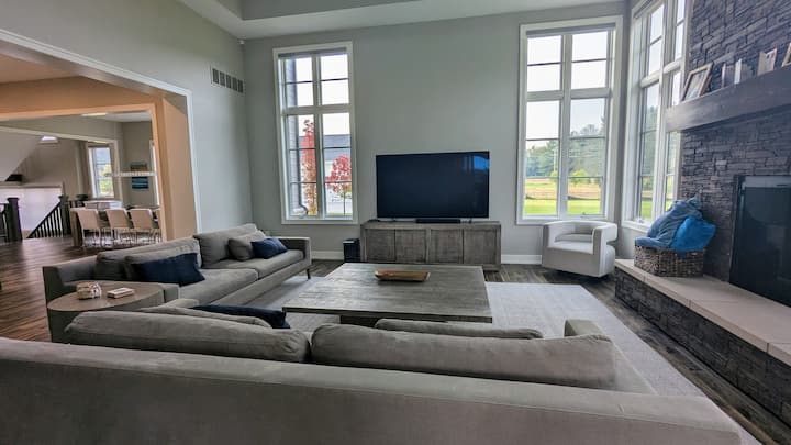 Beautiful, New 7 Bedroom Ann Arbor Luxury Home - Ann Arbor, MI