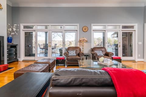 Popular Airbnb listing: Lakefront Retreat, beautiful view with boat dock in Lake Norman Of Iredell