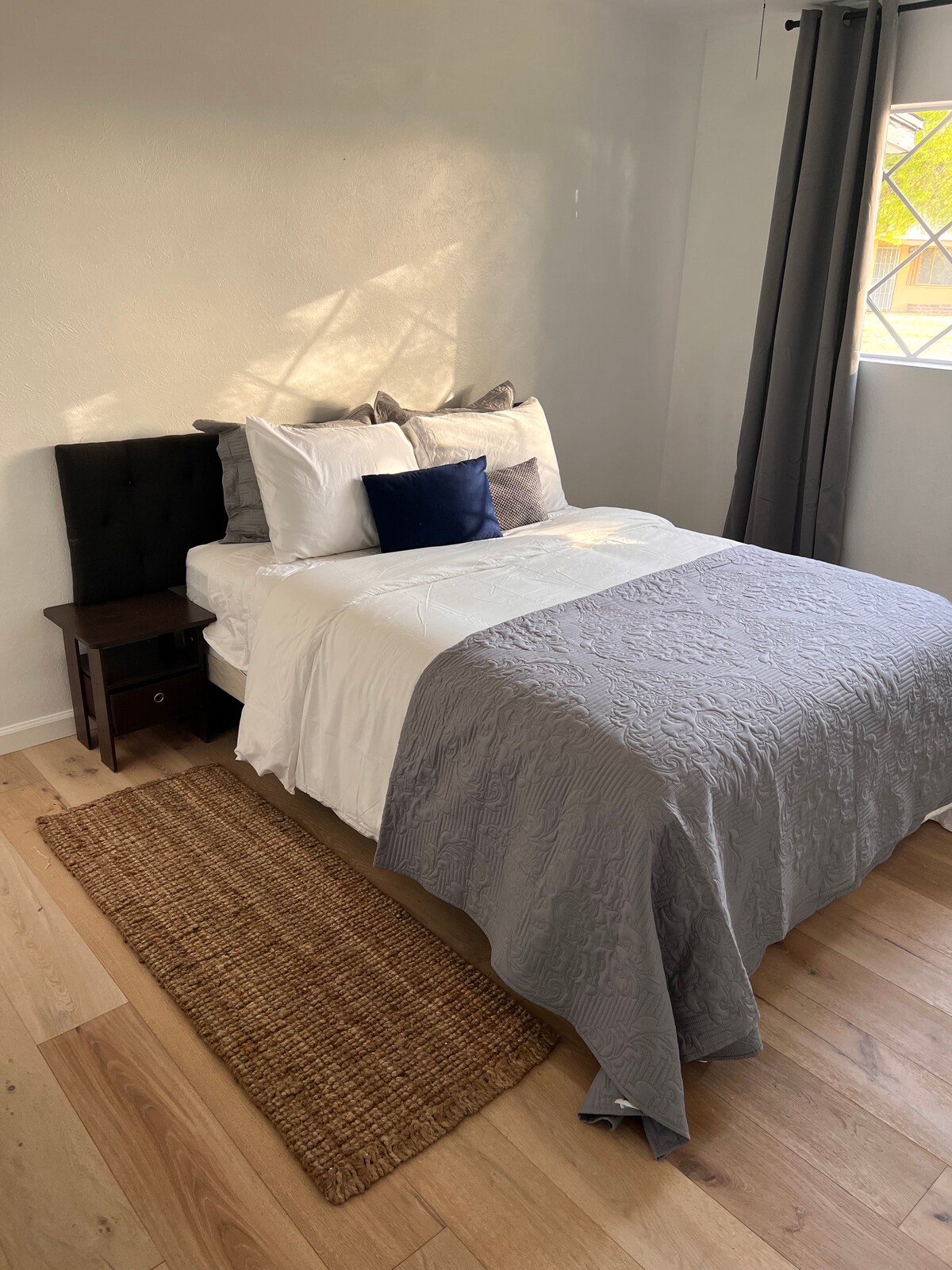 חדר שינה קווין #1 (5 חדר כולל בבית)