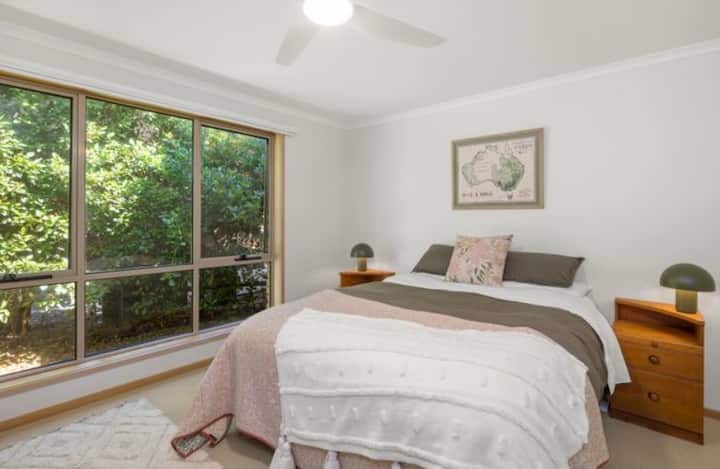 Голяма спалня за гости номер 2. Голямо двойно легло. 