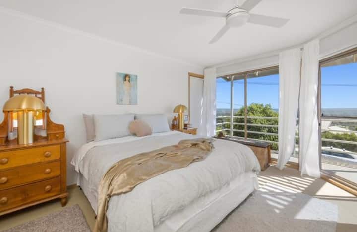 Разкошно легло тип Кинг, с изглед към гледката с отдалечени щори и спално бельо. Оборудван и ПРИКРЕПЕН Wi - Fi, както и отделен балкон. 