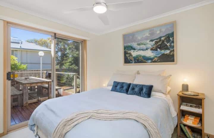 Спалня за гости номер 1 с врати, обърнати към задната палуба. Голямо двойно легло. 