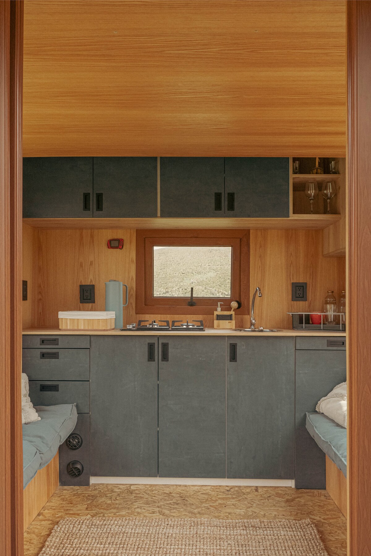 סלון עם חלונות גדולים, מצב סלון.( מיטה מוסתרת על התקרה)