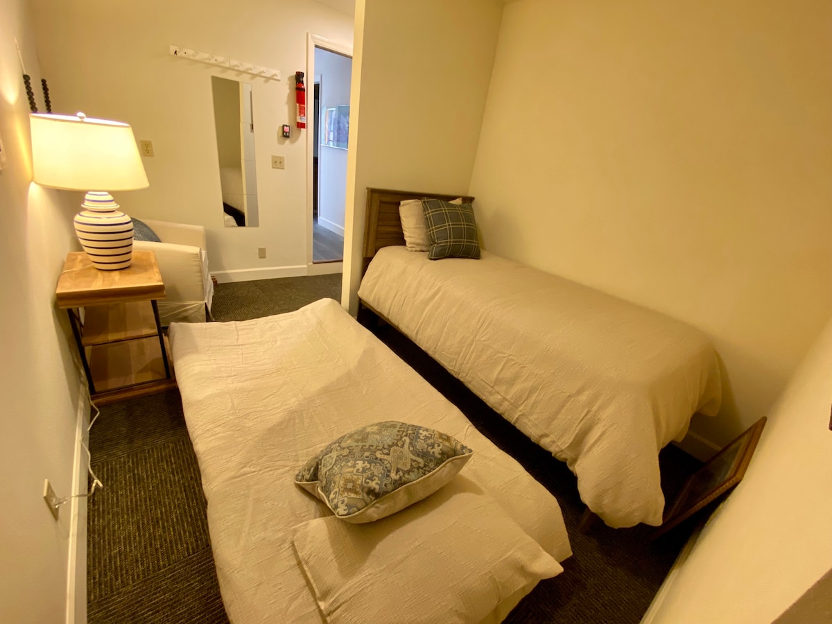 Dormitorio #3 - Dormitorio del piso principal #3 con cama doble y cama nido doble sobre ruedas