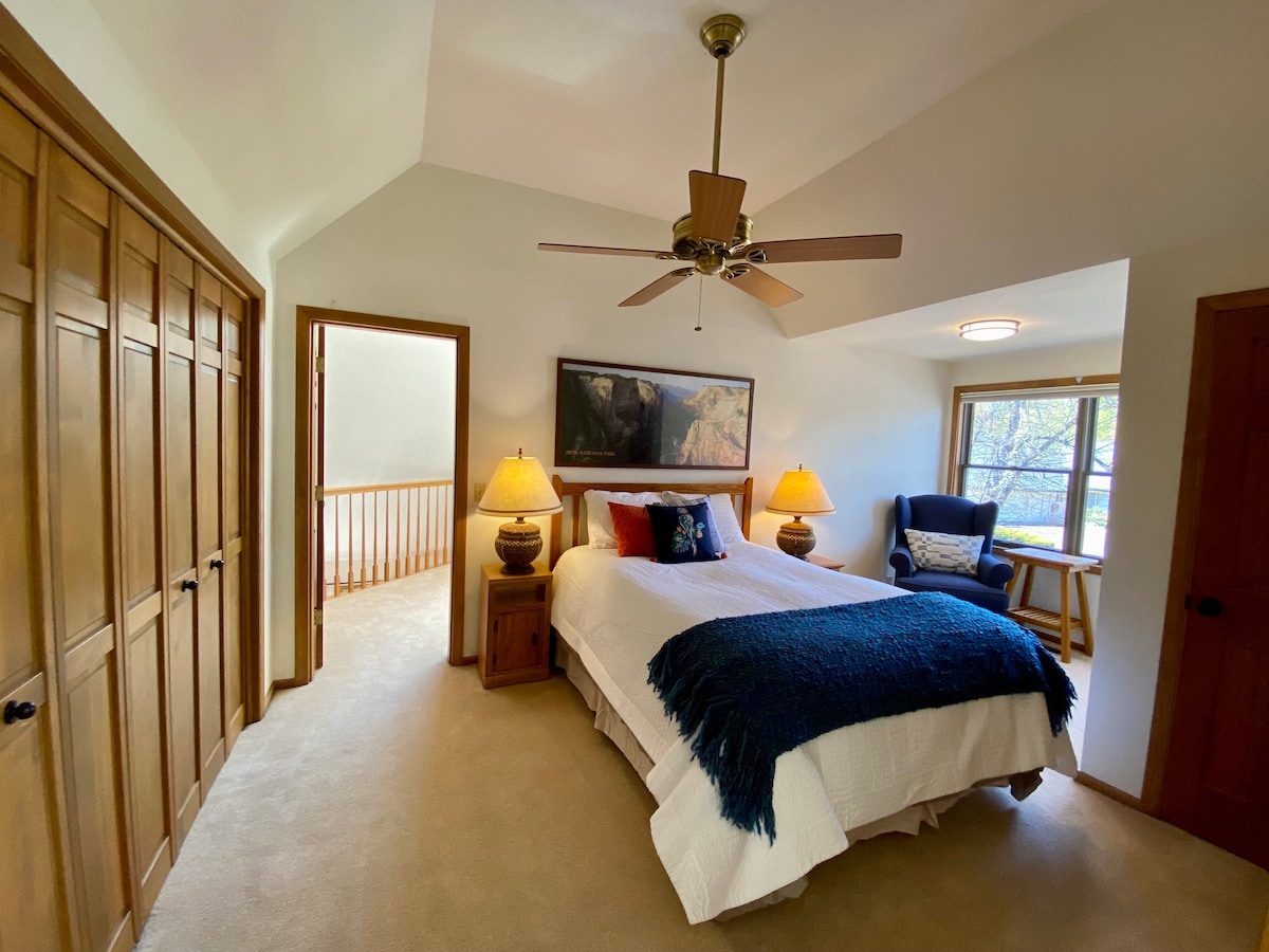 Dormitorio #4 - Dormitorio grande del segundo piso #4 con cama tamaño queen, área de rincón y armario doble
