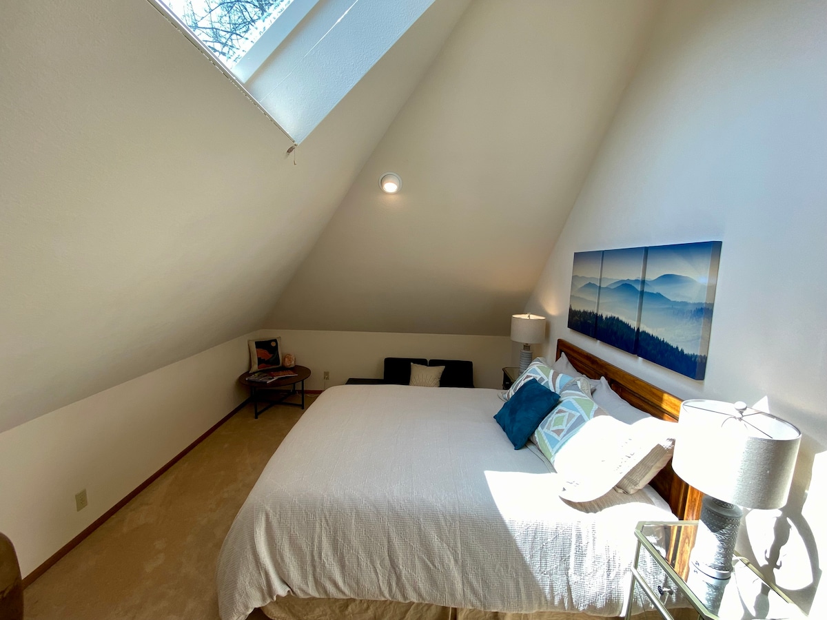 Dormitorio #5 - Dormitorio loft del segundo piso #5 con vistas a la sala de estar con cama tamaño queen y sofá Nugget