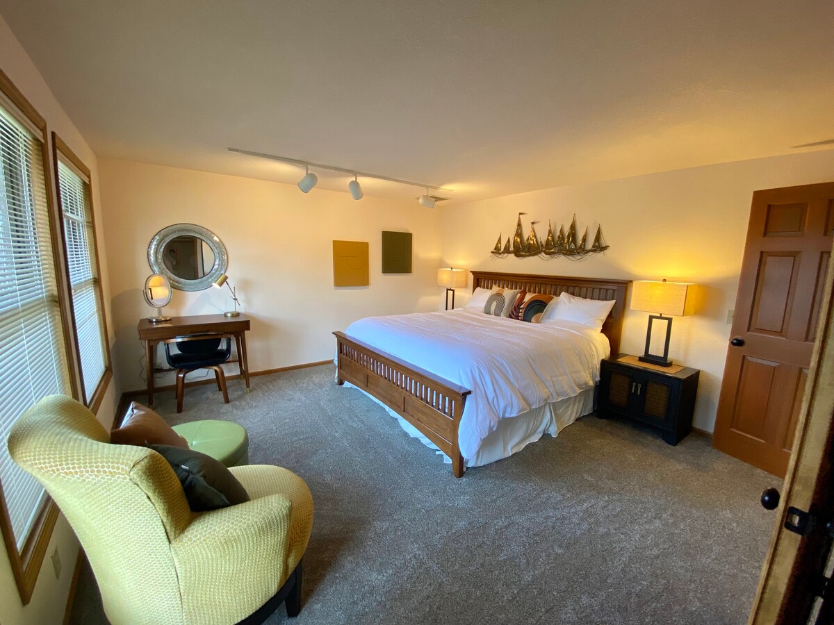 Dormitorio #2 - Dormitorio principal grande #2 con cama king, escritorio/área de tocador y armario