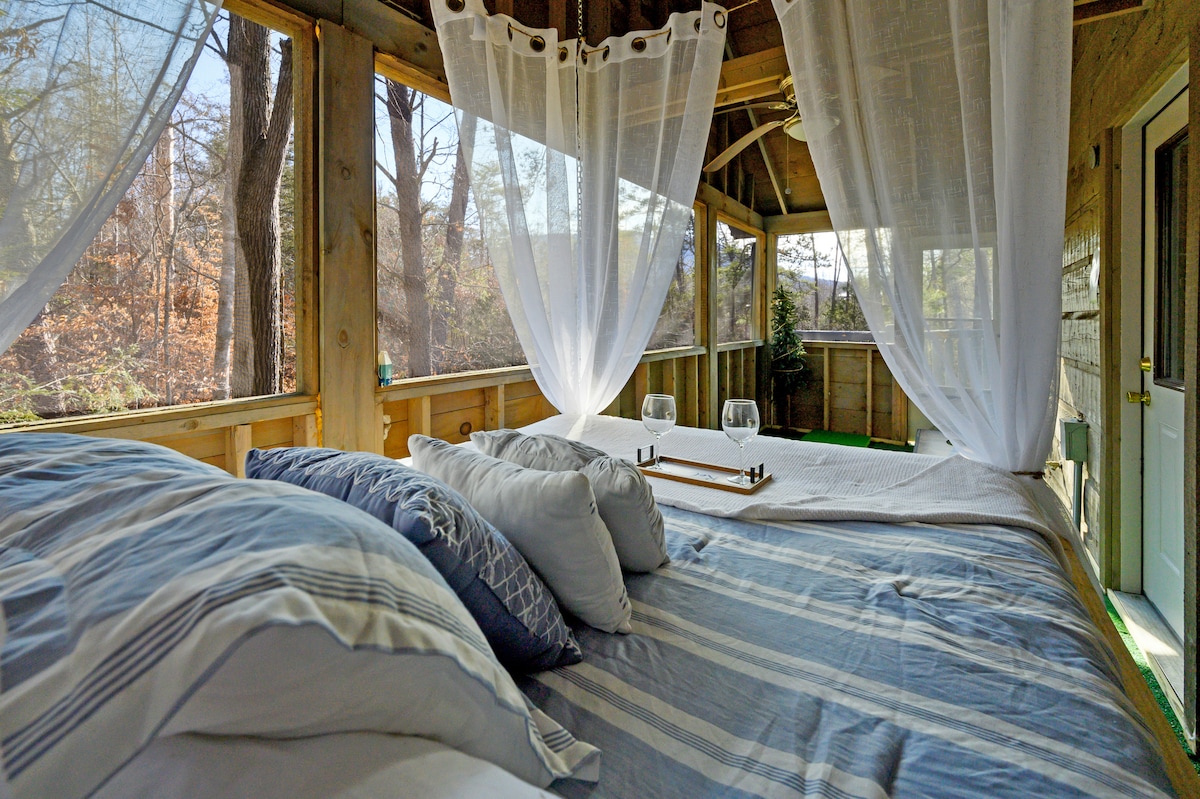 Private! romantic! swing bed-hot tub-fire pit