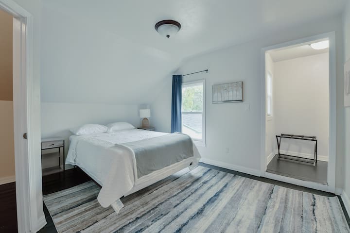 Camera da letto 2. Al piano superiore al secondo piano.