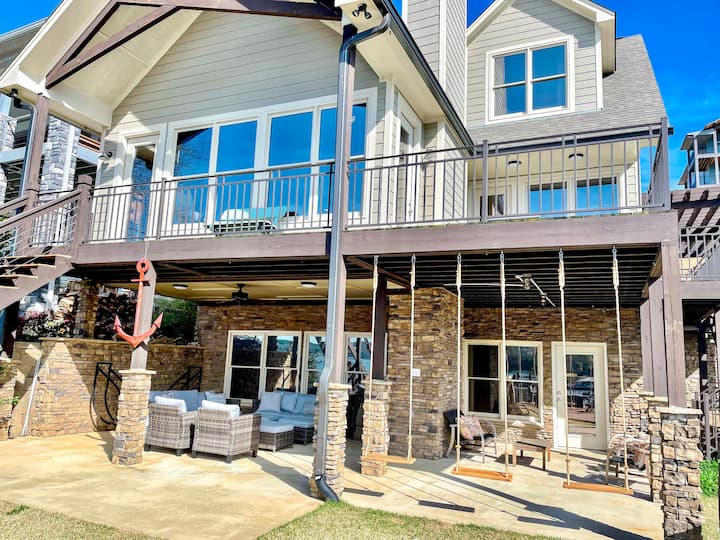 Smith Lake home with beautiful view!