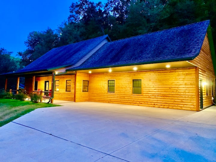 Edgewood Lodge hot tub & pool! Cabins for Rent in Lansing, Iowa