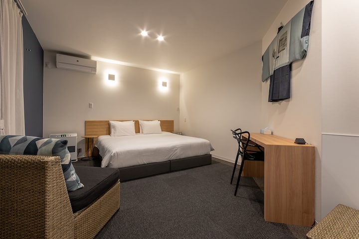 This bedroom is a suite room with full ensuite bathroom. It includes a private workstation. In the standard presentation of the bedroom there are twin single beds, or a king bed may be requested at the time of booking.