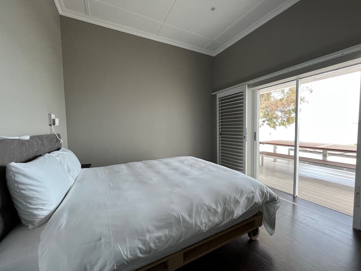 3 of the 4 guest rooms are facing the terrace/towards the sea