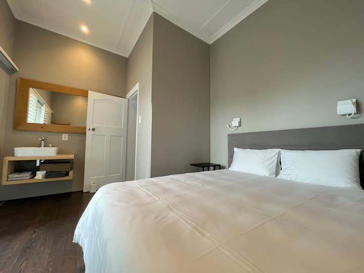 Room with en-suite bathroom but with no direct access to terrace

Bedroom with en-suite shower/toilet, without direct access to the terrasse