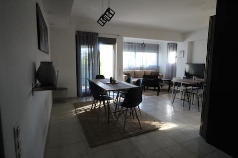 Lovely 2-bedroom rental, balcony, parking outside