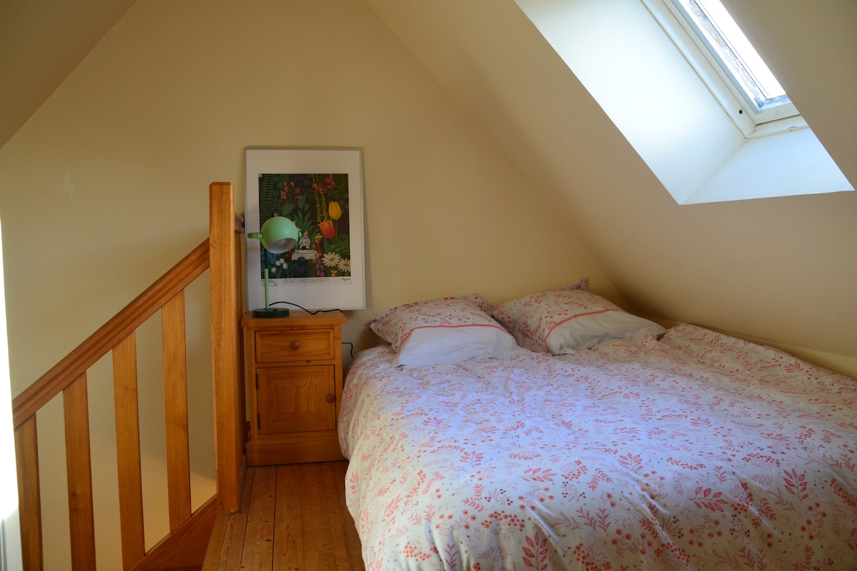 سرير لشخصين في الطابق الثاني من الهبوط