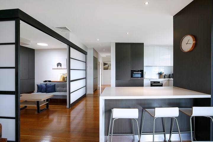 Top of Taringa Penthouse with Sweeping Views gallery image 4