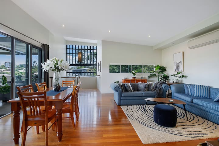 Top of Taringa Penthouse with Sweeping Views gallery image 2