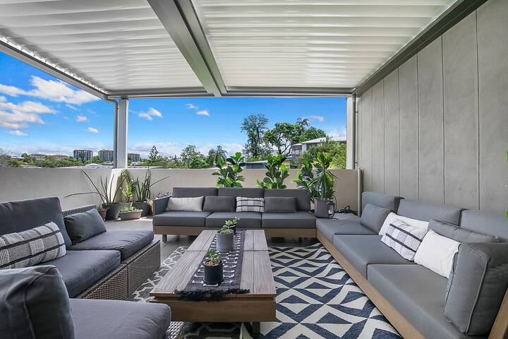 Top of Taringa Penthouse with Sweeping Views gallery image 3