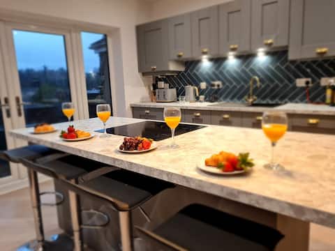 4 Bedroom Luxury. Merthyr Tydfil. Bike Park Wales