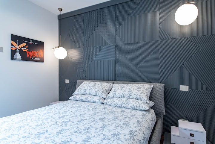 غرفة النوم المزدوجة المريحة: سرير مريح وخزانة ملابس تحت تصرفك!