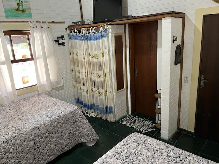 Апартамент 3 с прозорец към задния балкон.