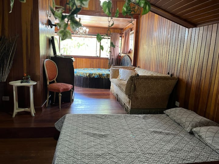 Suite Loft 1 с 2 двойни легла с красива гледка към зоната за отдих на къщата!