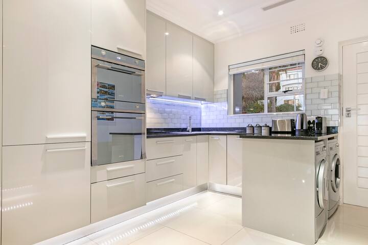 Stylish Penthouse Apt With Mountain & Ocean Views gallery image 2