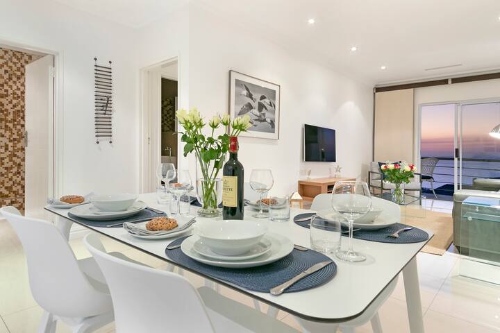 Stylish Penthouse Apt With Mountain & Ocean Views gallery image 4